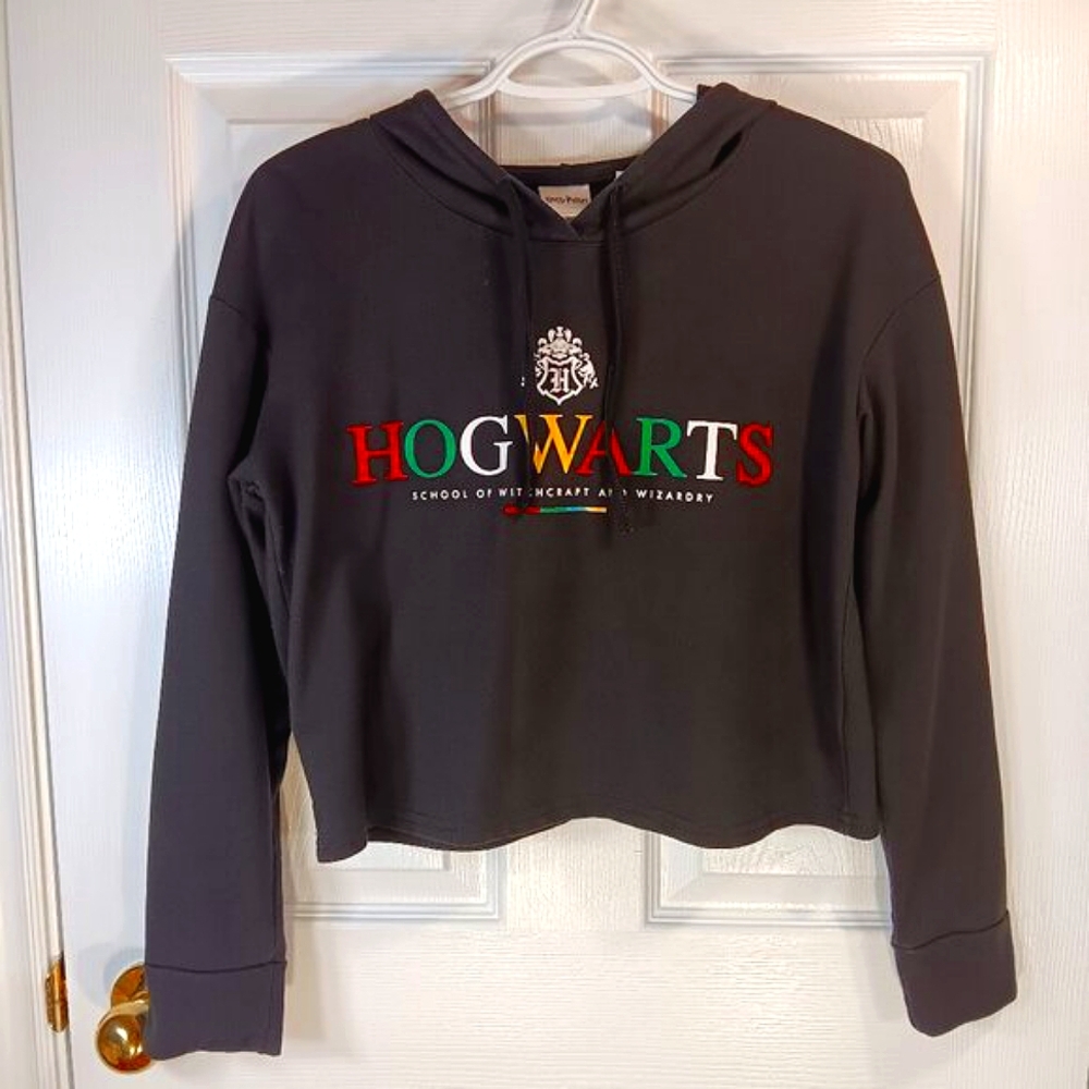 NWOT Harry Potter Girls Black Hogwarts Hoodie Cropped Graphic Sweatshirt Size S